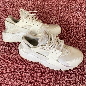 NIKE WHITE HUARACHES WOMENS SIZE 6.5